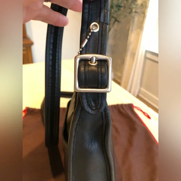 Vintage Coach Legacy Small Zip Bag #9997
Black Leather w/ hangtag and dust bag - Picture 10 of 16